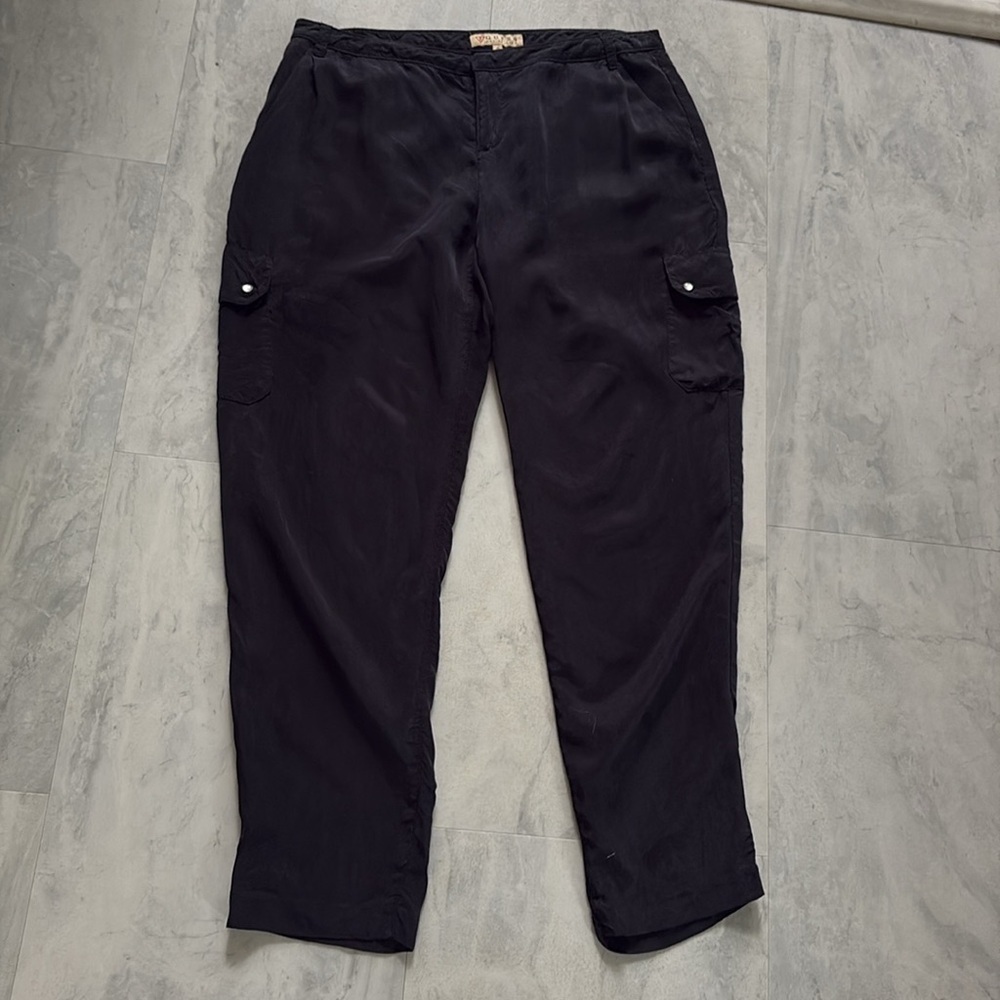 Guess dress pants flowy /pockets & snaps pleated front vegan silk black Size 6